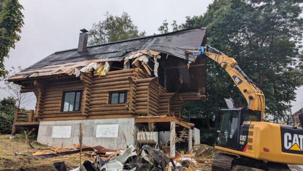 【ニセコ比羅夫】コンクリート基礎有り家屋の解体工事の施工事例