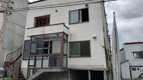 【小樽市】木造アパート２連棟の解体工事の施工事例